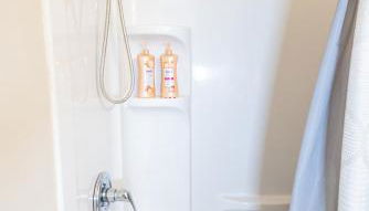 LUX - Downtown Oasis - Pool Table! Free Parking! - Foto 4, Shower