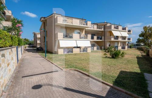 Homiday - Green Bay Village - Photo 5