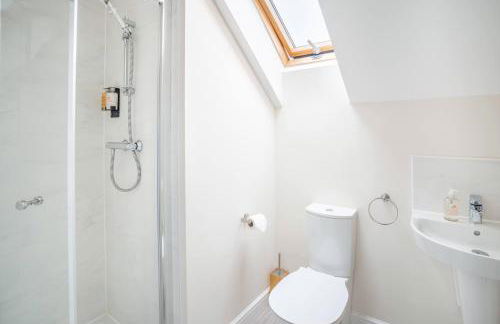 Leeds 4-bed house - hot tub, parking & games - Foto 43