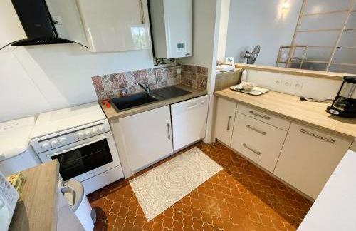 Au cœur du port de Saint-Mandrier, piscine, tennis, charme et confort - Photo 7