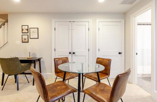 Private Garage Parking and King Bed - Walk to Metro - Foto 9