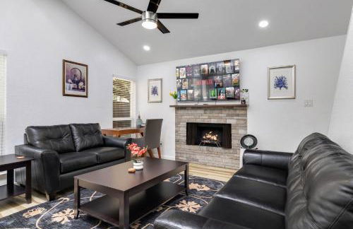 Arlington Entertainment District Home Green & White Door - Foto 1