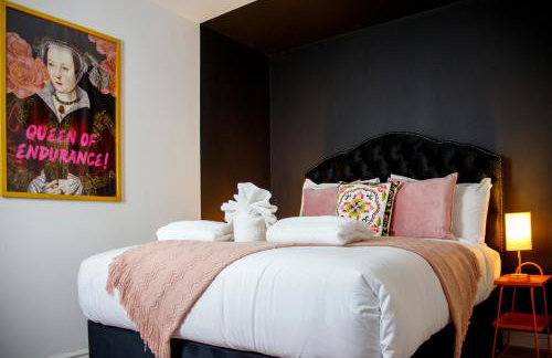 6 BR 3 Bath Spacious Tudor House & Free Parking - Foto 47