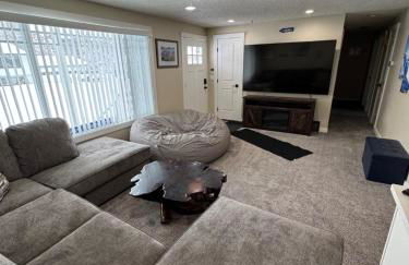 Photo Op with Sasquatch 2 min to walk Silver Mtn - Foto 10