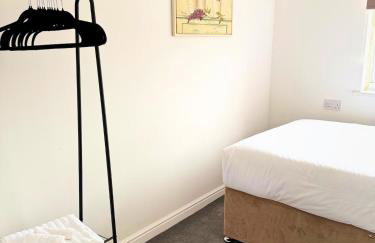 Spacious 3-Bed House - Contractors & Families - Free Parking - Fast Wifi - Foto 10