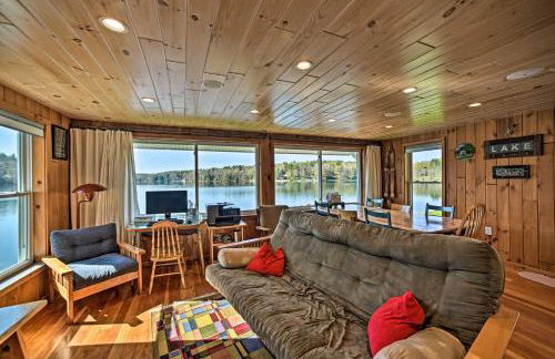 BBQ Ready Lakeside Milford Home with Paddleboat - Foto 6