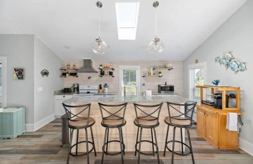 The Lyellton House: Water View, Steps from Beach - Foto 17