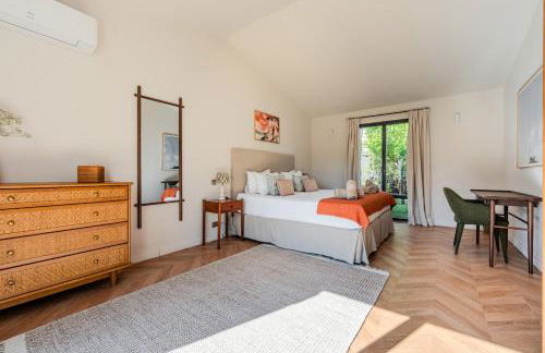 Gorgeous village home with heated pool, ideally located - Foto 14