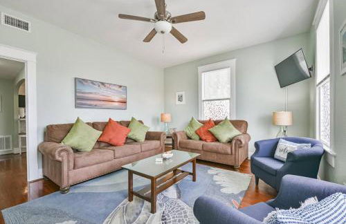 Coastal Blue Beach House with 3 Bedrooms and Just off the Seawall - Foto 19