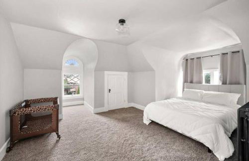 Historic Manor with 8 BDRMS 9 BATHS & 3 Kitchens - Foto 66