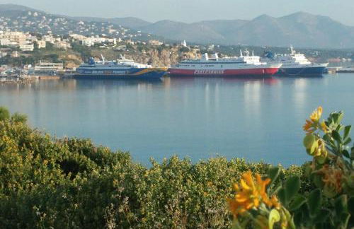 Overlooking the blue sea - Foto 3