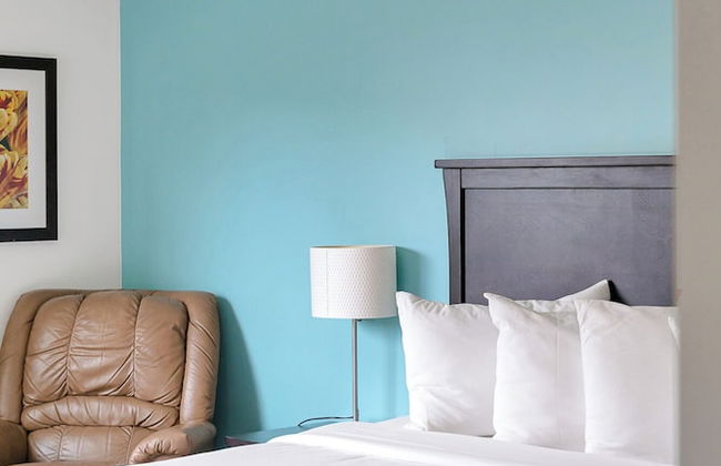 Chic Haven Stylish 3 Bedroom - Photo 10