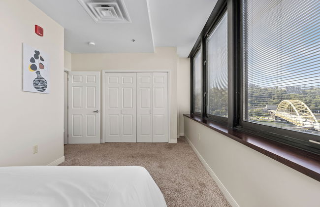 Sleek 2BR Downtown Retreat with Gym - Foto 15