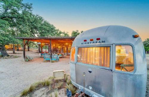 Luxury Airstream Campsite Nestled Beneath Oak Trees Outside of Austin, Texas - Foto 1
