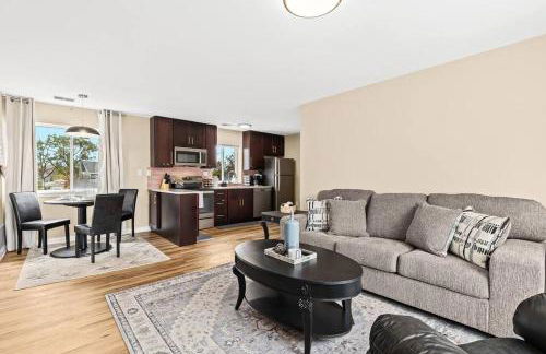 New! Modern Upper Flat near Downtown Roseville - Foto 1