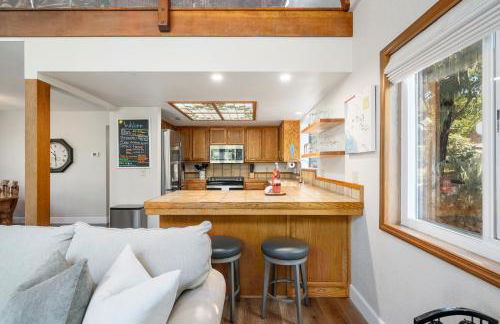 Forest Home with Deck, EV Station, King Beds - Foto 21