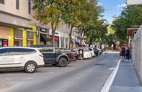 Worldcup Ready Beautifully Furnished One Bedroom Apartment in the Heart of West Village Dallas with Pool and Free Parking - Foto 12