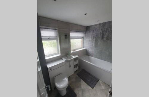 Entire House - Cheshire Oaks/Ellesmere Port - Photo 7