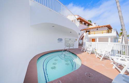 10-Star Property! Premium Ocean Views, Immaculate Corner Condo with Fireplace, New Golf Cart - Foto 44