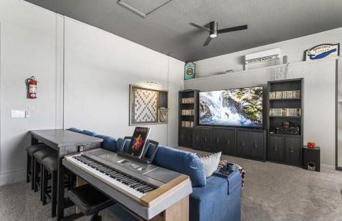 Luxurious 9BR Themed SE Facing Pool Hot Tub Theater Game Room BBQ 2 miles Disney - Foto 39