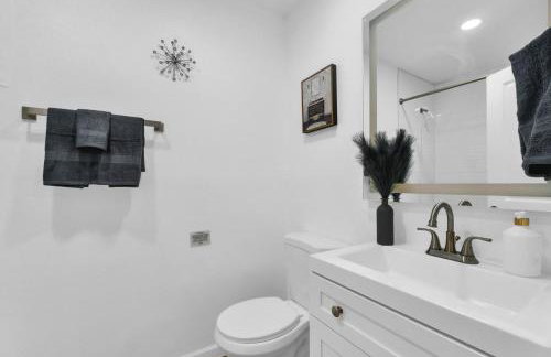 Cozy 2BR Escape close to Dining and Nightlife with WiFi - Foto 18