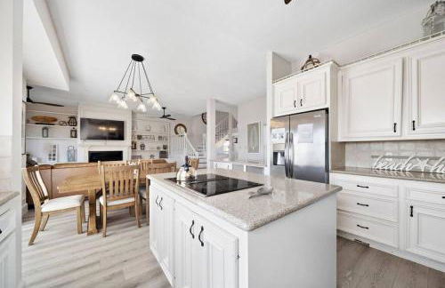 Jaw-dropping bayfront home with panoramic water views, boat slip, and cowboy pool - Foto 19