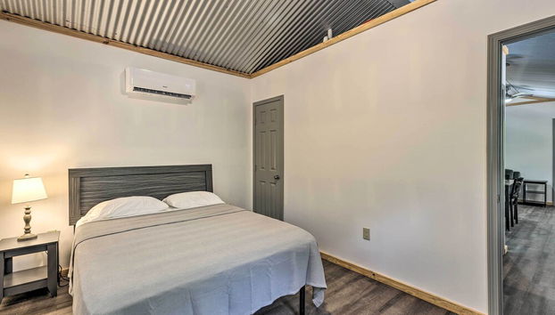 Tallassee Cabin w/ Forest Views Near Creek - Photo 4, Chambre