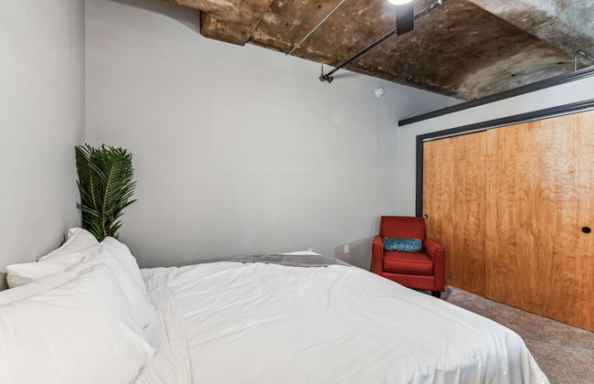 Luxury Historic Loft with Gym - Photo 65