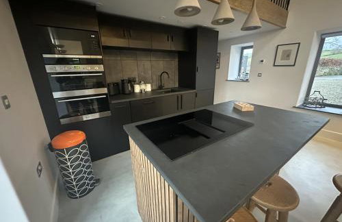 Beudy at Pentrecelyn - a gorgeous barn conversion with hot tub - Foto 10