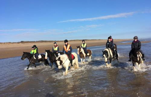 Romantic Cosy Cottage with Beach & Attractions just mins away! Perfect for Couples & Family Stays - Free Parking, Large Garden & Free WiFi - Foto 28