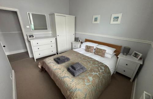 Perfect base for 8, pets allowed - Photo 2