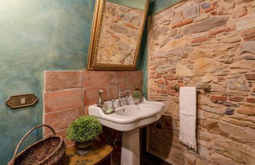 La Dimora dei Conti, Indulge in a Country Farmhouse Apartment with Jacuzzi Facing the Town! - Foto 71