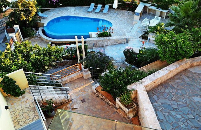 2 Apartments Sharing Garden and Pool - Photo 10