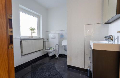 Moderne Doppelhaushälfte mit Garten & Terrasse I Free Wifi I Free Parking - Foto 25