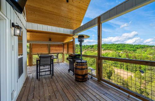TN Whiskey Cabin- Lake and Mtn Views- Covered Deck- Game Room- Pool Table- Pets - Foto 49