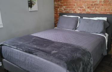 Modern style and comfort near UC - Photo 7