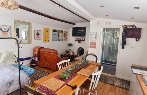 Stylish Open Plan Guest House 400sq ft Rutland - Photo 9