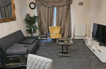 Lux Den close to M1! Netflix , Parking & Broadband - Foto 1