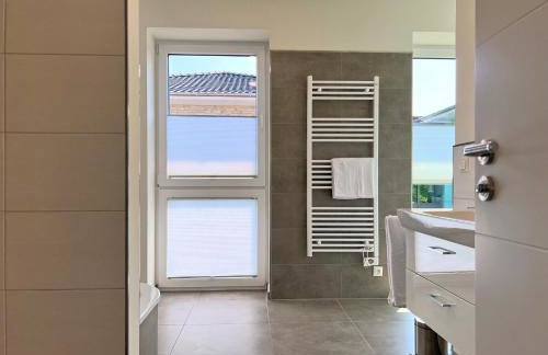Haus Kiebitz 2 OG - Neubau-Apartment mit Infrarot-Sauna, Balkon & 600 m zum Strand - Foto 4