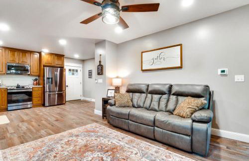 Scenic Yankton Retreat with Fire Pit 1 Mi to Lake! - Foto 2