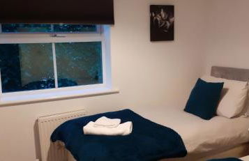 Hawksworth House in Chelmsley Wood, Birmingham near Solihull, near the NEC, HS2, JLR, Bear Grylls Centre, Resorts World and Birmingham airport, with a garage and free parking, great for families and contractors - Foto 17