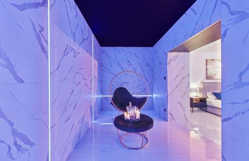 Jacuzzi LoveAparts Marki Romantic Getaway - Photo 17