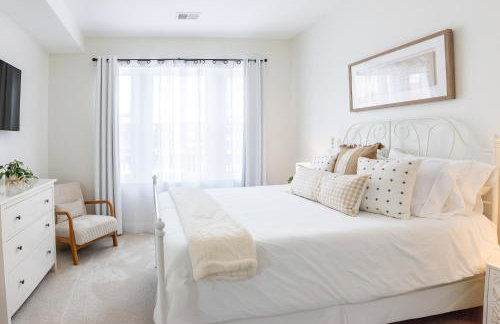 Uptown Bright & Modern Apt - Steps to Lake, Train, Amazing Food & Free Parking - Photo 13