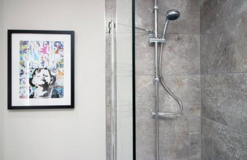 Elegant 2BR w/ Pool Table in Prime Location - Foto 35