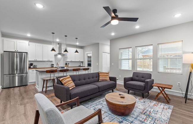 Uptown Elegant Escape | JZ Vacation Rentals - Photo 29