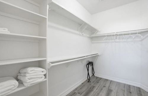 O18A Spacious 3BR Sleeps 10 Two Living Areas Houston - Foto 16