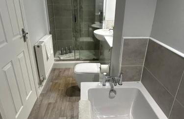 3 bedroom - 2 bathroom Townhouse in Corstorphine Near Murrayfield Stadium - Direct Bus To Edinburgh City Centre in 20 Minutes - Two Private Parking Spaces - Private Sunny Garden - Recently Refurbished - Foto 28