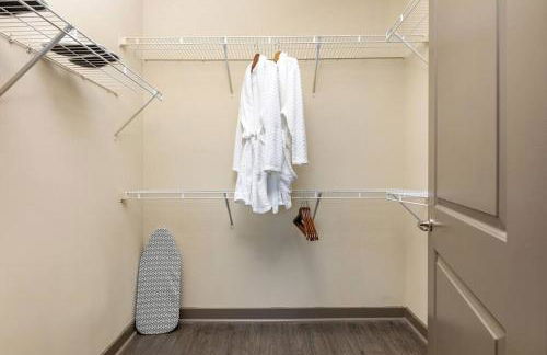 1Br Uptown, Pool, Wine, near Convention Center_311 - Photo 8