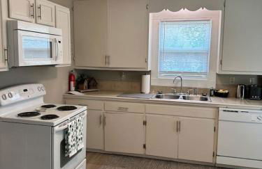 Charming 2 bed home - Close to Downtown Concord - Foto 3