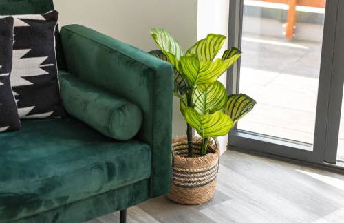 Luxury 3BR Apt Sleeps 10, Wembley & Park Views - Photo 3